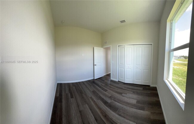 Building Photo - 1060 Capri Cir