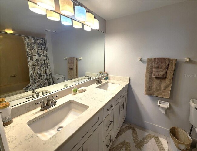 Building Photo - 5901 Bahia Del Mar Cir N