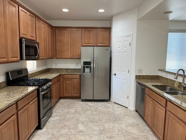 Building Photo - Spacious 4-Bedroom Home in Valencia Height...