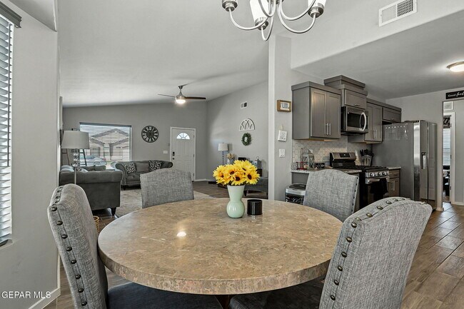 Building Photo - 404 Villa Ysleta