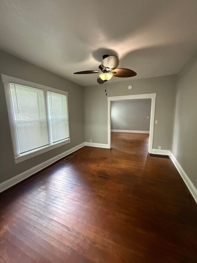Building Photo - Charming Home in North Knoxville!