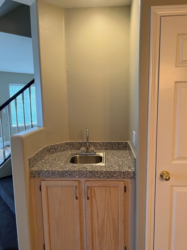 Building Photo - GORGEOUS TOWNHOME FOR IMMEDIATE MOVE-IN