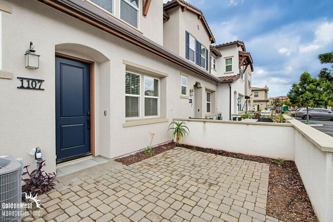 Building Photo - Bright & Modern 3Bdm 2Ba Townhome in Vista!