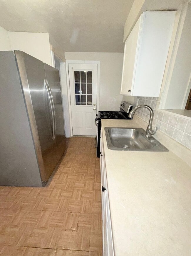 Building Photo - Spacious 3BD/1BA Single Family Home