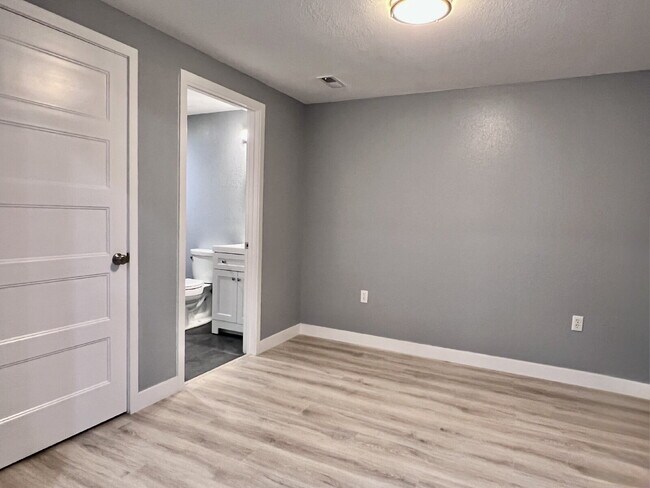 Building Photo - Beautifully Maintained 4BR/3.5BA Townhome with Finished Basement in Prime Aurora Location w/2-Car...