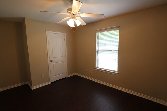 Building Photo - Gorgeous 3 Bedroom Home in The Ranch Subdi...