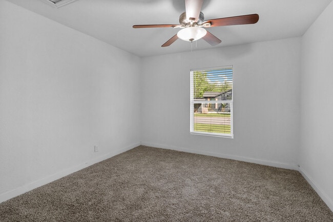 Building Photo - 324 N Andrews Ave