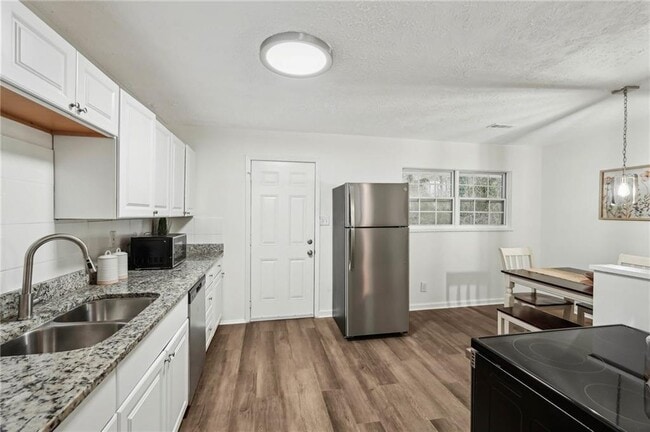 Building Photo - 4042 Sweetbriar Ln