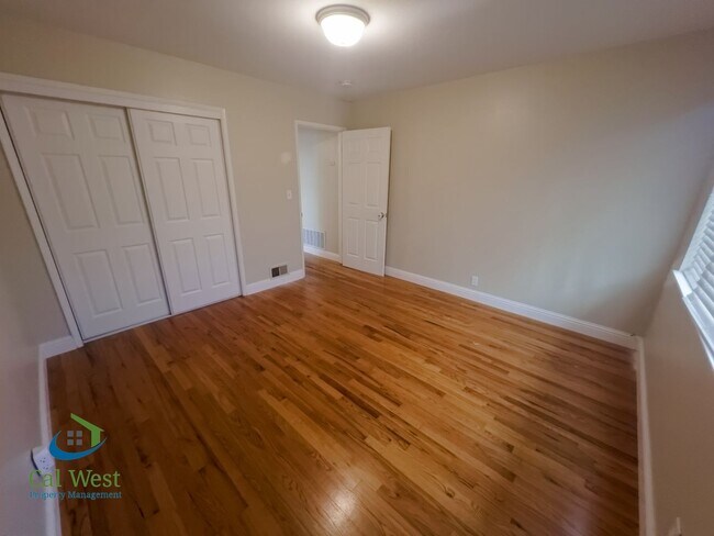 Building Photo - $2,695 - 2 BR/1BA Duplex-Downtown Willow G...