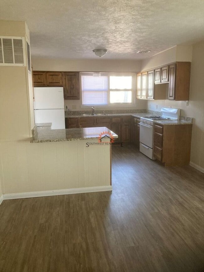 Building Photo - 3 Bed 1 3/4 Bath Single Car Garage with wo...