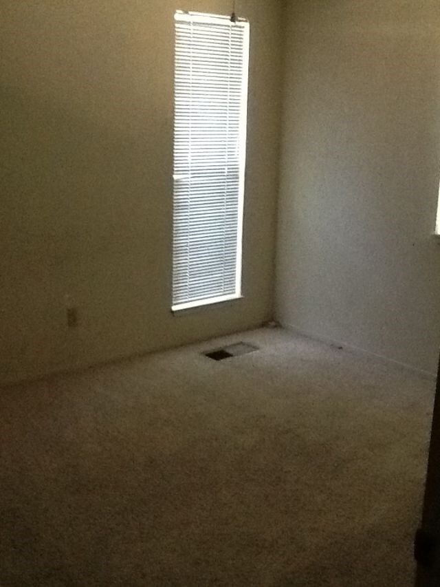 Building Photo - 400 Basswood Ln