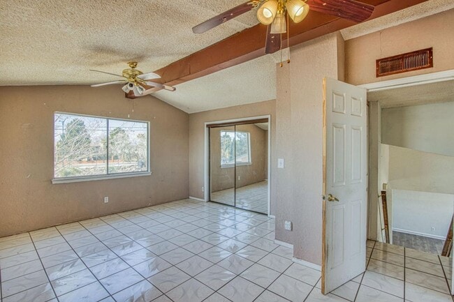 Building Photo - Come and check this 3 bed/2 baths house