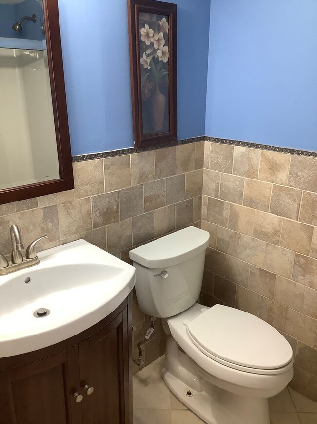 Building Photo - SPACIOUS SINGLE FAMILY HOME FOR RENT