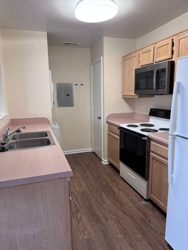 Building Photo - 2 Br 2 Bath