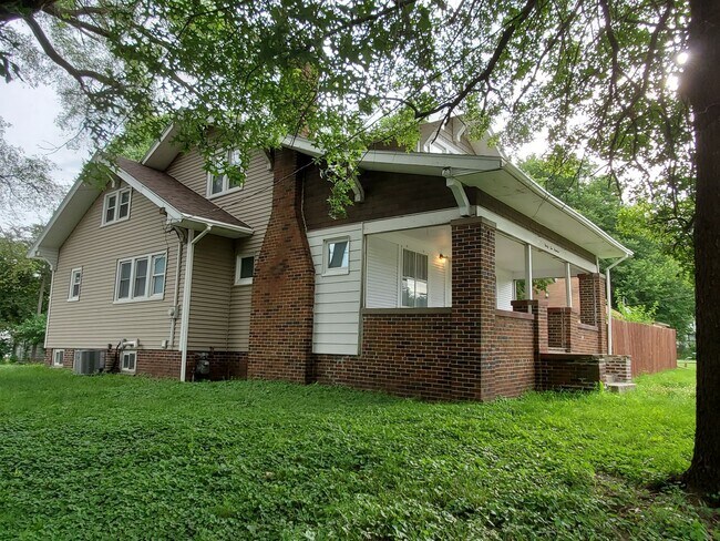 Building Photo - Large 3 Bedroom Home near Iowa State Fairgrounds!