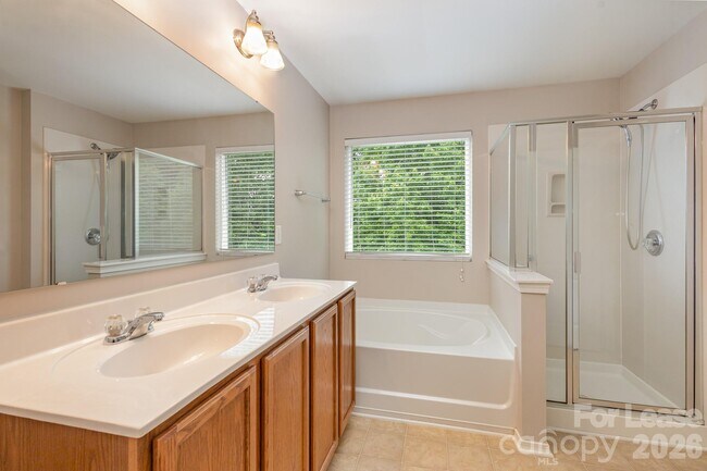 Building Photo - 6442 Ridgeview Commons Dr