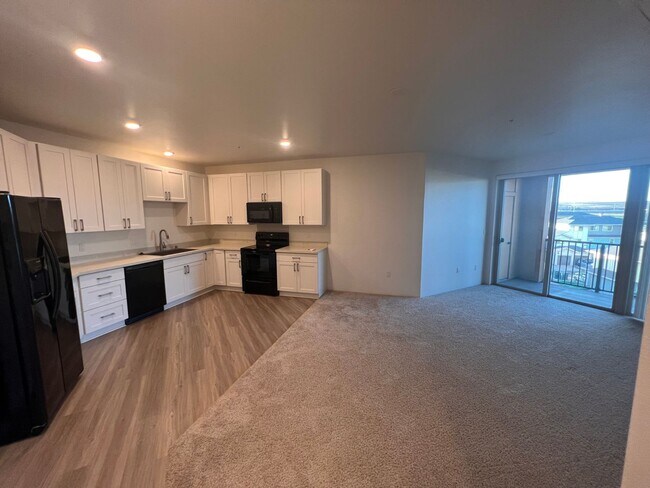 Building Photo - Now Available in Ho‘opili – 1 BR/1 BA with 2 Tandem Parking