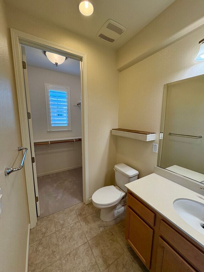 Building Photo - Spacious 4-Bedroom Townhouse