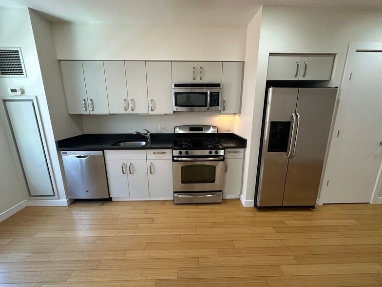 Building Photo - 591 Albany St