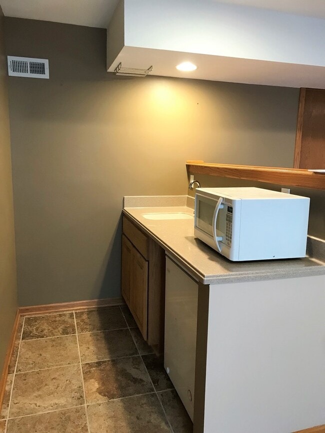 Building Photo - Fenced-in Yard + West Side of Manhattan + Washer & Dryer Included + 2-Car Garage! Available July ...