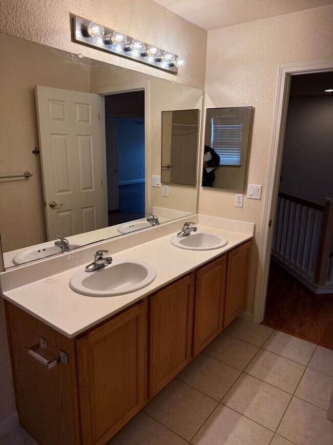 Building Photo - Modern 4 Bedroom w/ Loft Stonegate Area Vacaville *Star Rentals