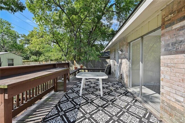 Building Photo - 1200 Holleman Dr