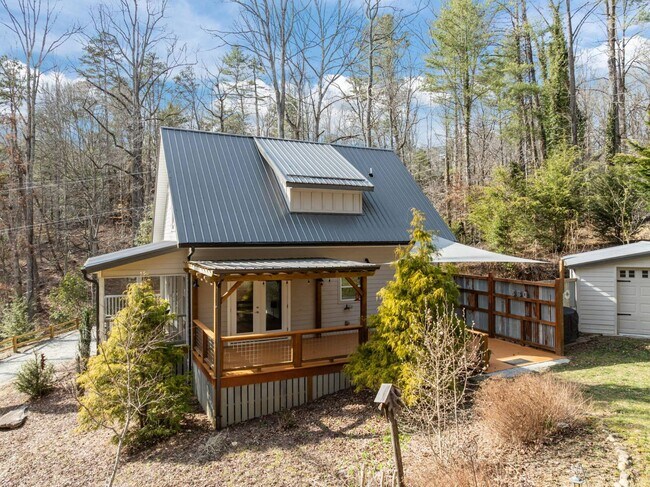 Building Photo - 251 Landwood Ln