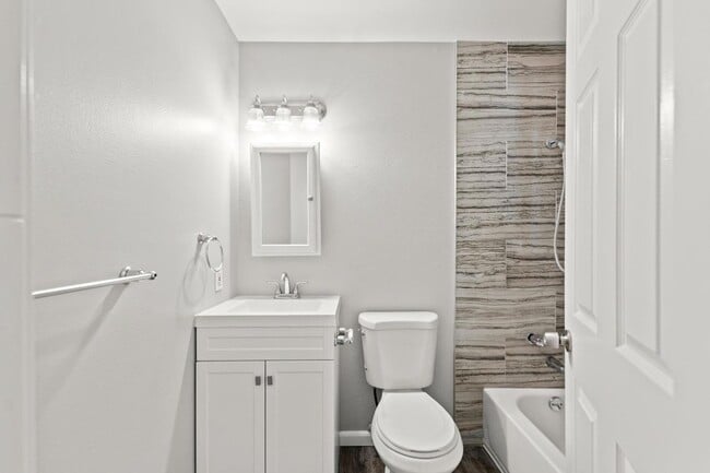 Building Photo - Remodeled 2 Bedroom Condo with Garage