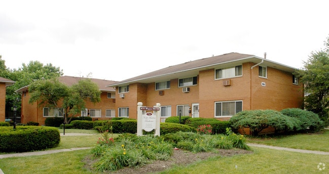 Building Photo - North Meadows Townhomes