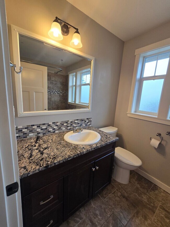 Building Photo - 3 bedroom, 2.5 bathroom house!!!