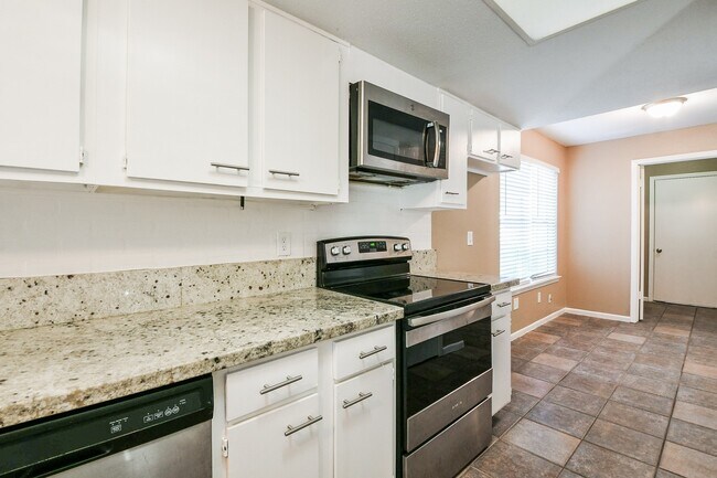 Building Photo - 21 Pineash Ct