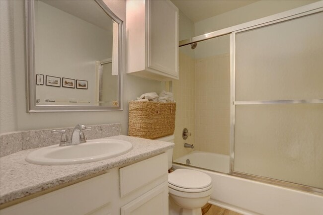 Building Photo - Top Floor FURNISHED 1 Bed/Office/Loft in P...