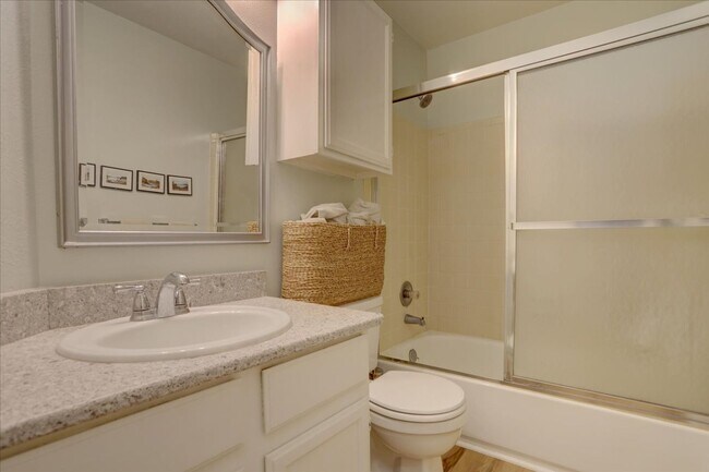 Building Photo - Top Floor FURNISHED 1 Bed/Office/Loft in Powderhorn