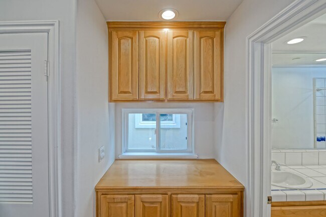 Building Photo - VERY BRIGHT, SPACIOUS & AIRY GOLDEN HILLS ...