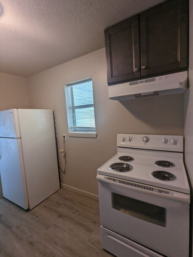 Building Photo - Upstairs 2 Bedroom Apartment