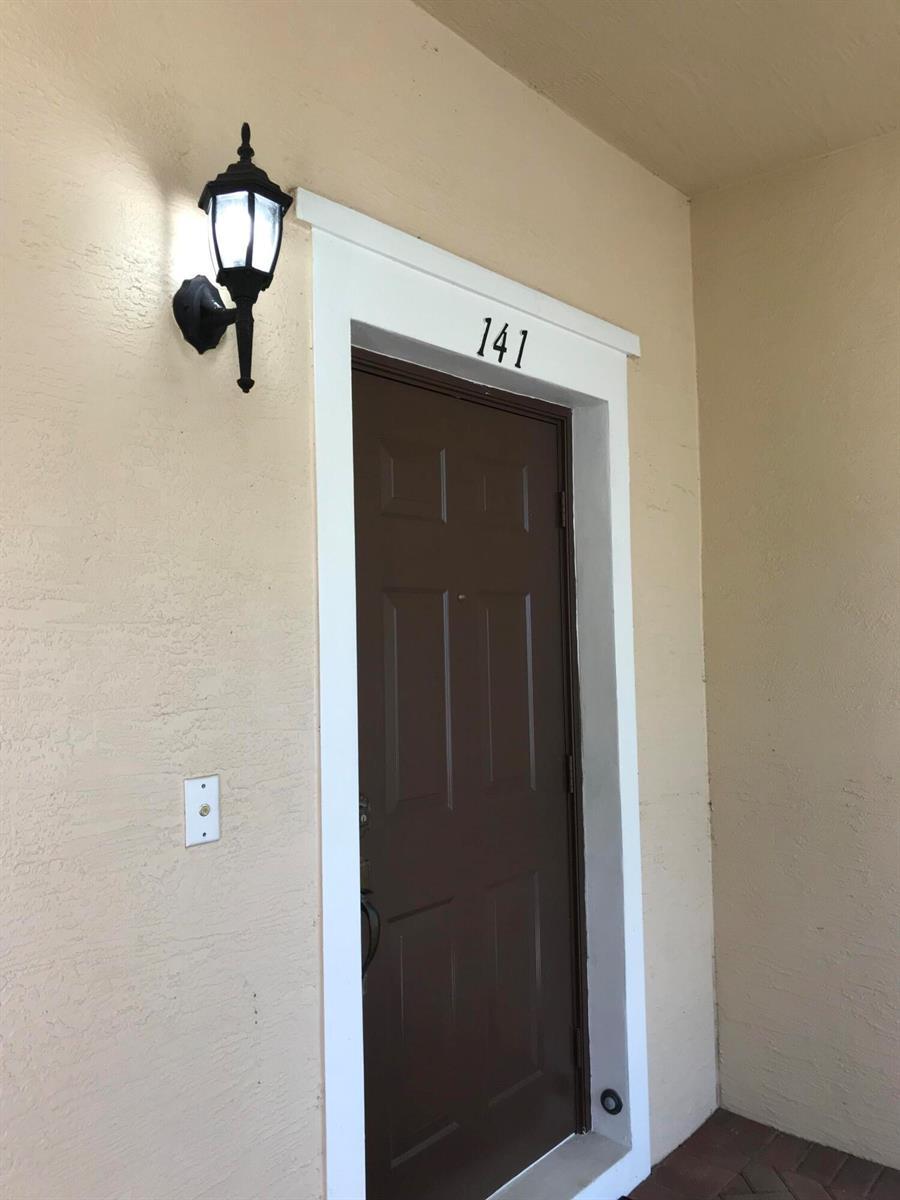 Building Photo - 141 E Thatch Palm Cir