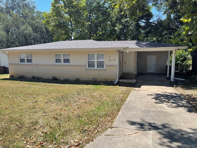 Primary Photo - 713 W Martin St