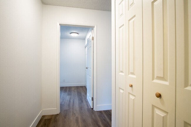 Building Photo - FREE RENT + Bonus $$$: Nicely Updated Top Floor Corner 2-Bdr Near OHSU w/Private Balcony!