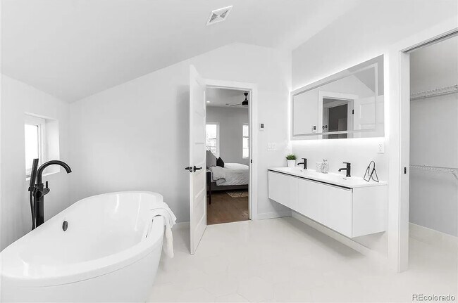 Building Photo - 2458 Chase St