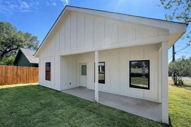 Building Photo - 600 Fir Ln