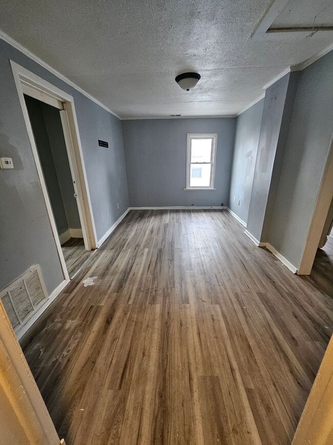 Building Photo - Upper 2 bedroom with gas included East Side