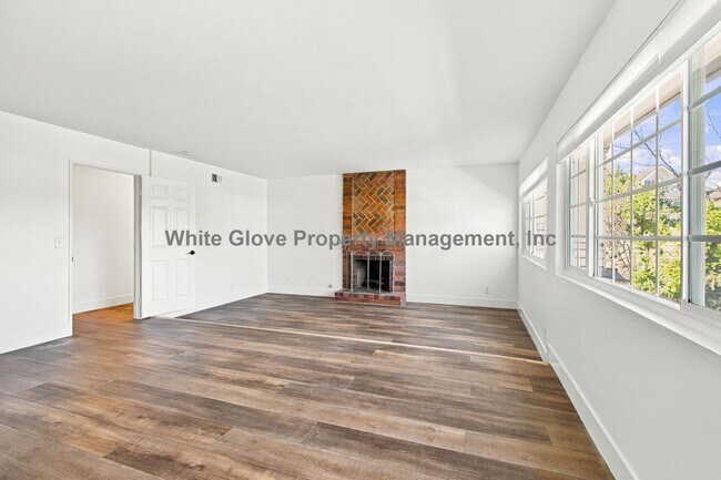 Building Photo - 265 S Via Montanera