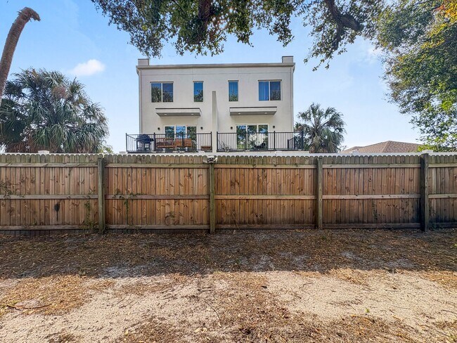 Building Photo - Move-In Ready 3 Bed Home with Garage & Fenced Yard in Tampa, FL