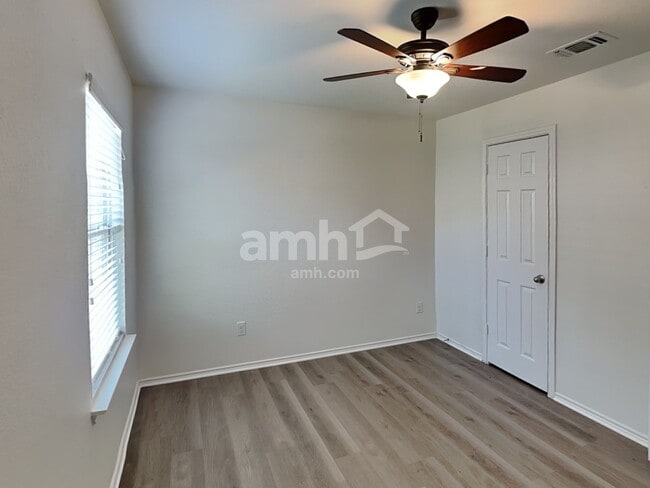 Building Photo - 132 Harness Ln