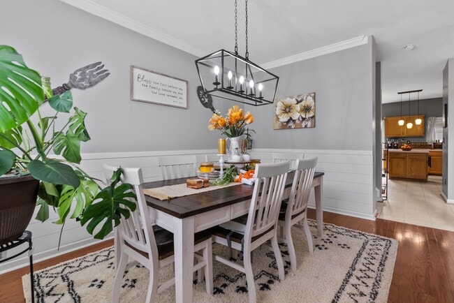 Building Photo - Luxurious 5-Bed, 2.5-Bath Home with Solar Panels in Newport News