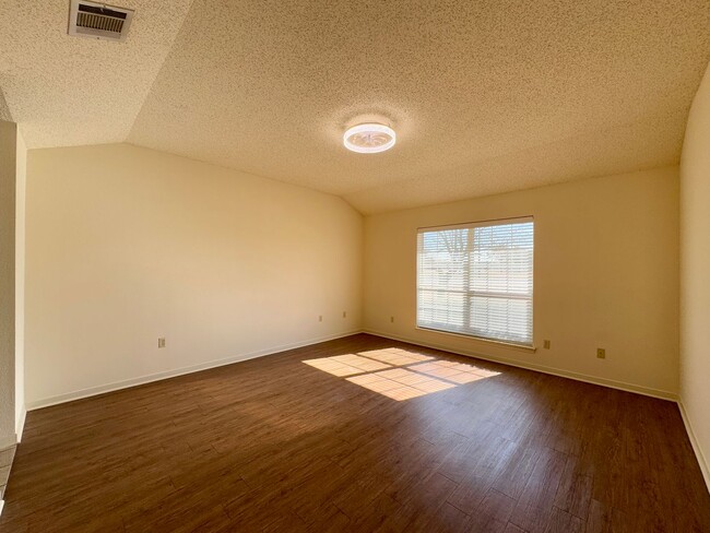 Building Photo - Duplex *LEASING SPECIAL AVAILABLE*