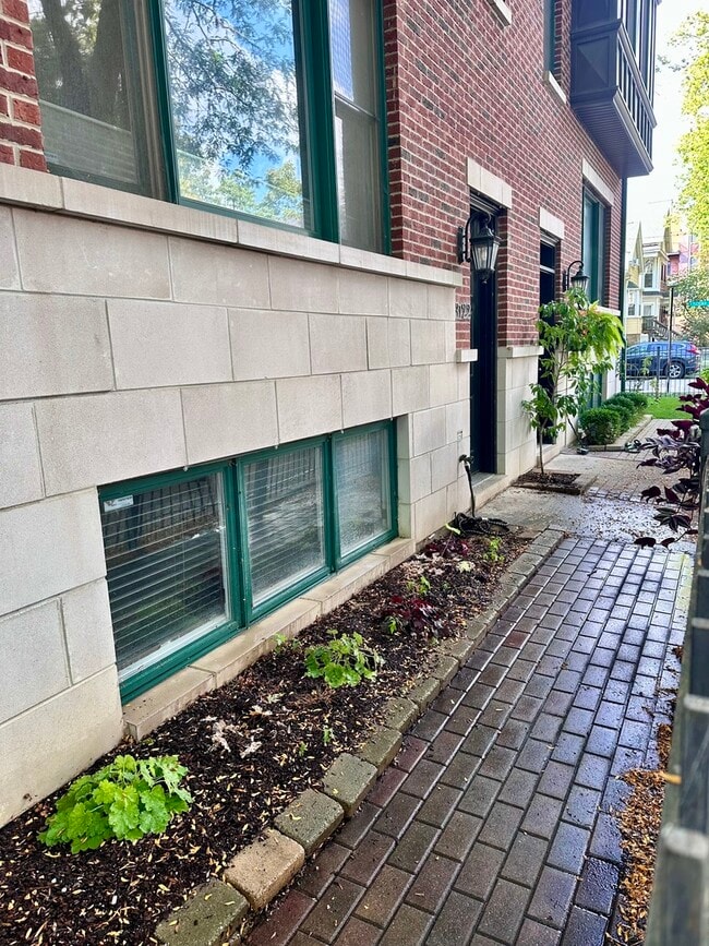 Building Photo - 3122 N Paulina St