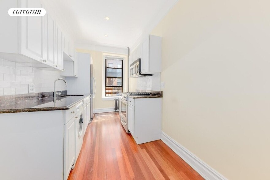 Building Photo - 73 W 82 St