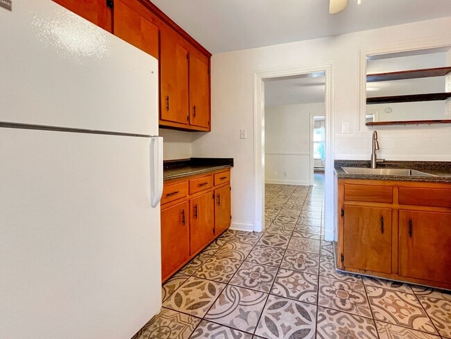 Building Photo - Classic Richmond Row House Steps from Byrd...