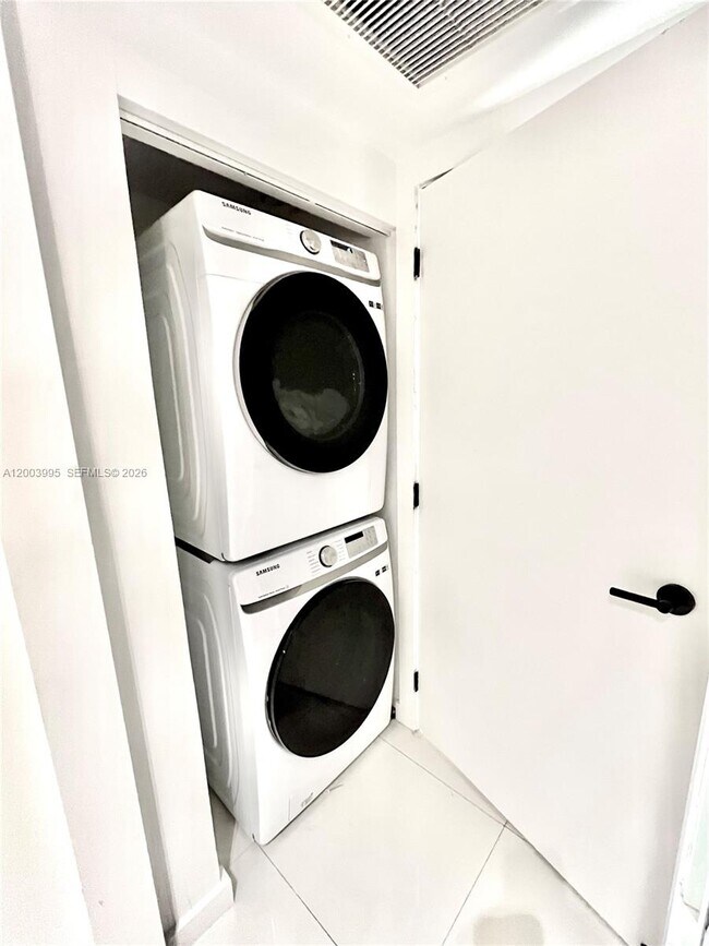 Building Photo - 9940 W Bay Harbor Dr